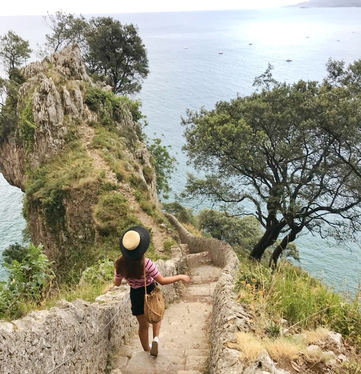 Persona descendiendo por las escaleras del Faro del Caballo en Santoña, Cantabria, uno de los accesos más espectaculares al mar Cantábrico visitable.