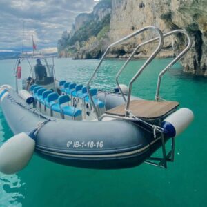 Embarcación de Taxi Express Faro preparada para excursiones en barco al Faro del Caballo desde Santoña, con asientos para pasajeros junto a acantilados y aguas turquesas.