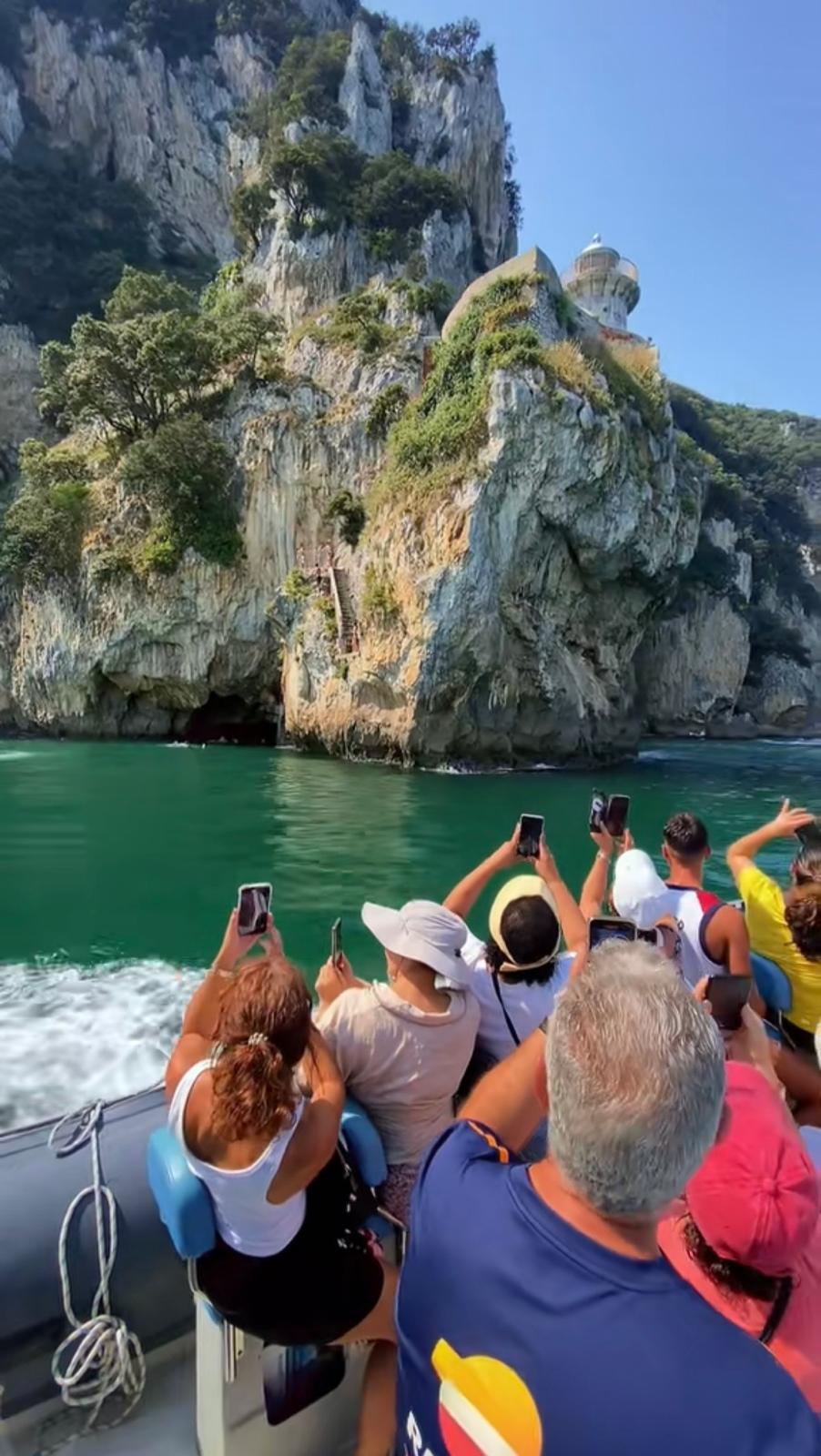 Grupo de personas en un barco
