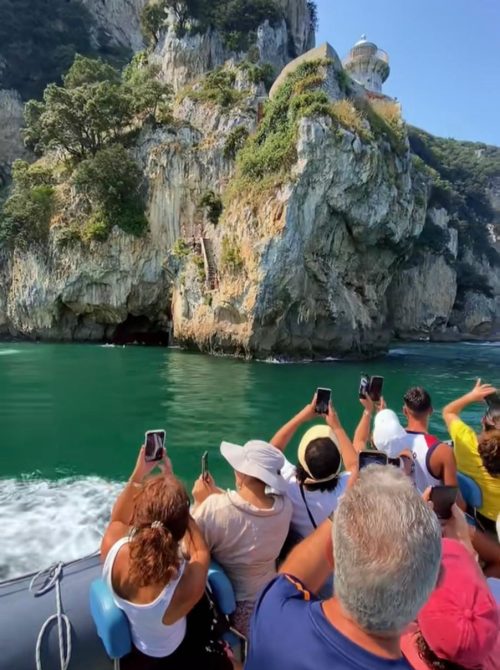 Grupo de personas en un barco